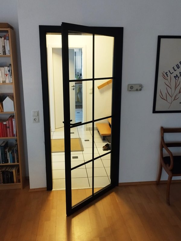 Eine Lofttür mit Holzzarge