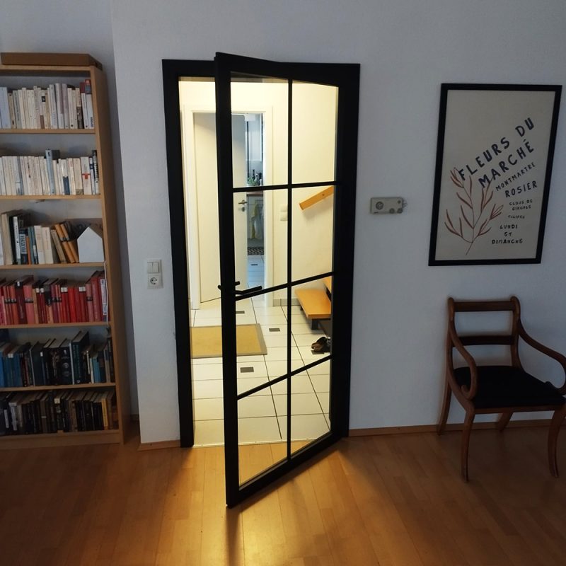 Eine Lofttür mit Holzzarge