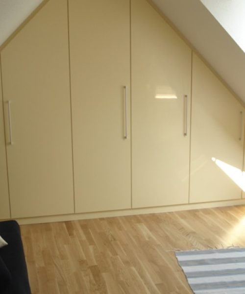 Einbauschrank in Dachschräge