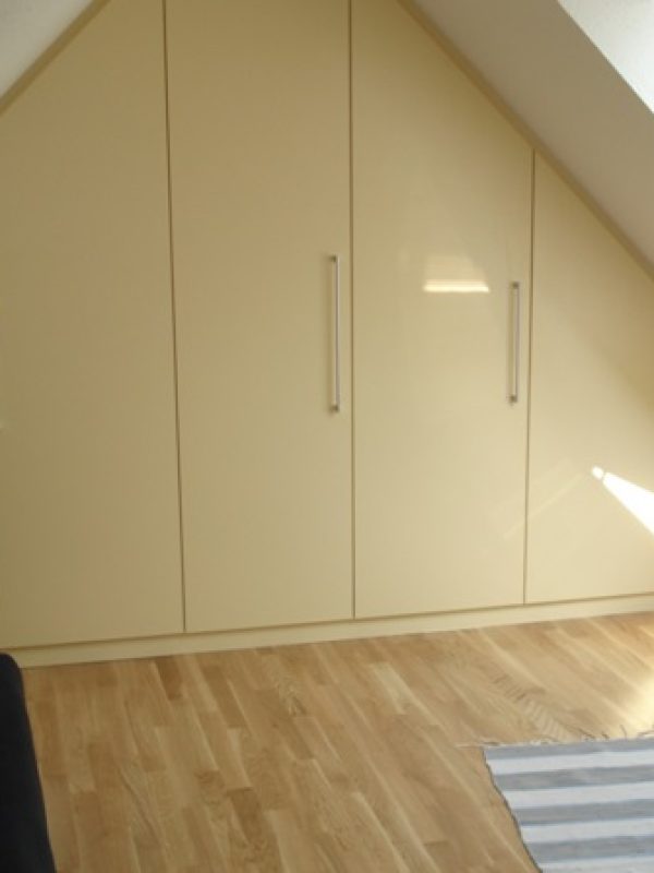 Einbauschrank in Dachschräge