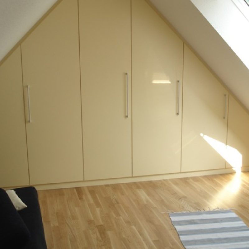 Einbauschrank in Dachschräge